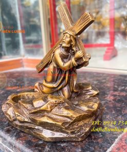 Tượng chúa vác thánh giá bằng đồng hun cao 16cm