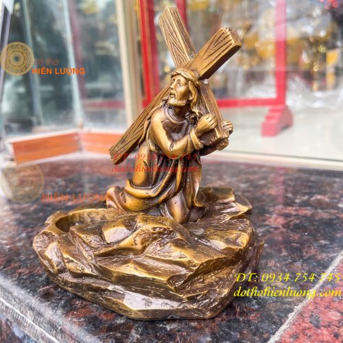 Tượng chúa vác thánh giá bằng đồng hun cao 16cm