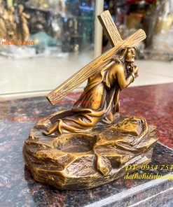 Tượng chúa vác thánh giá bằng đồng hun cao 16cm
