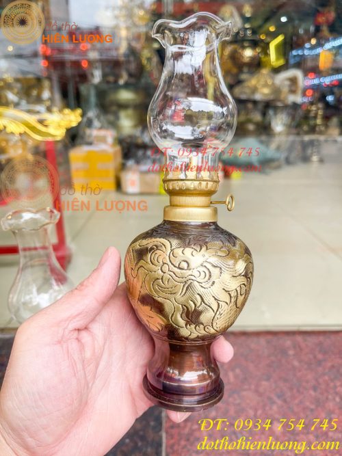 Đèn dầu bằng đồng thổi từ vỏ cát tút chạm rồng phượng