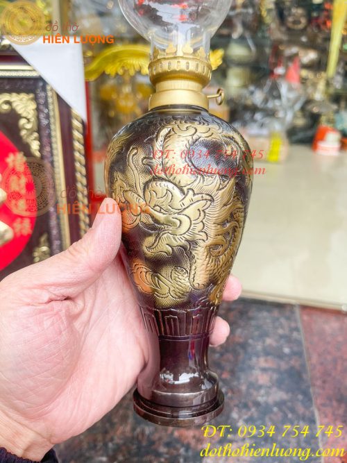 Đèn dầu bằng đồng thổi từ vỏ cát tút chạm rồng phượng