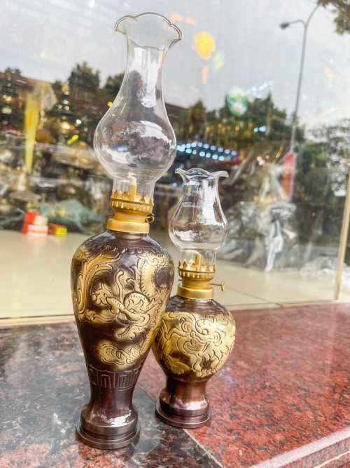 Đèn dầu bằng đồng thổi từ vỏ cát tút chạm rồng phượng