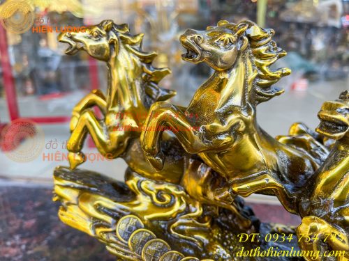 Tượng bát mã phi thiên bằng đồng vàng nặng 13kg