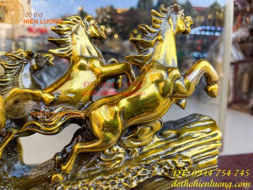 Tượng bát mã phi thiên bằng đồng vàng nặng 13kg