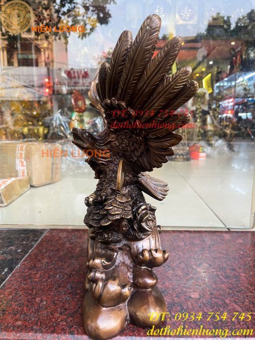 Tượng Đại Bàng Sải Cánh Trên Gốc Cây Tùng Bằng Đồng
