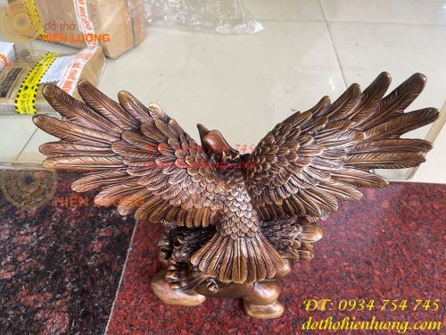 Tượng Đại Bàng Sải Cánh Trên Gốc Cây Tùng Bằng Đồng