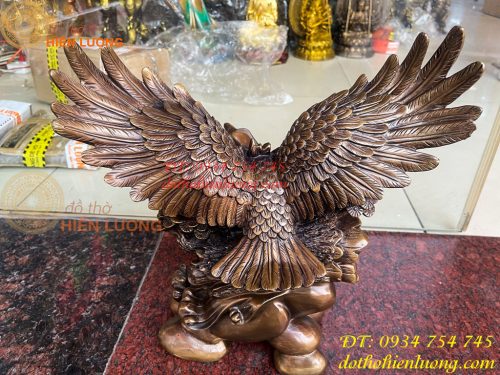 Tượng Đại Bàng Sải Cánh Trên Gốc Cây Tùng Bằng Đồng