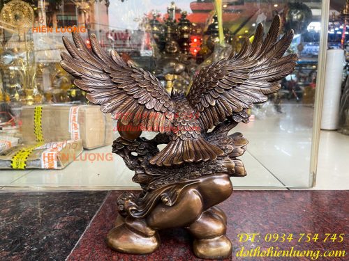 Tượng Đại Bàng Sải Cánh Trên Gốc Cây Tùng Bằng Đồng