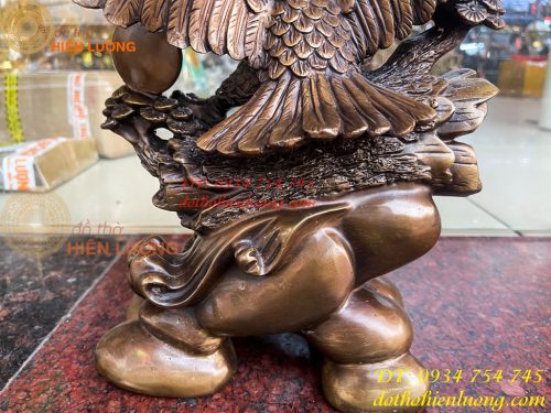 Tượng Đại Bàng Sải Cánh Trên Gốc Cây Tùng Bằng Đồng