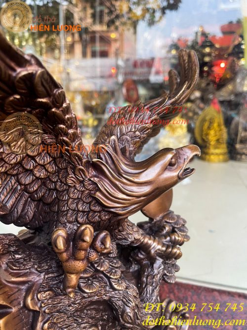 Tượng Đại Bàng Sải Cánh Trên Gốc Cây Tùng Bằng Đồng