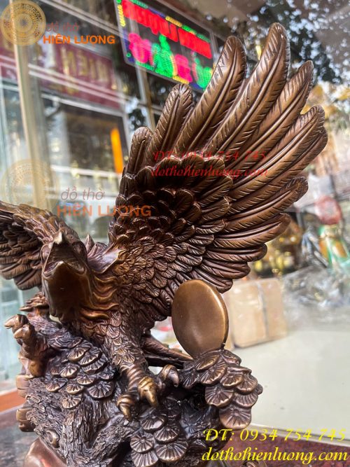 Tượng Đại Bàng Sải Cánh Trên Gốc Cây Tùng Bằng Đồng