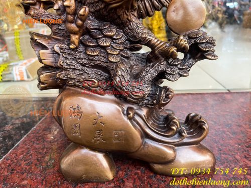 Tượng Đại Bàng Sải Cánh Trên Gốc Cây Tùng Bằng Đồng