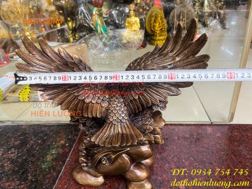 Tượng Đại Bàng Sải Cánh Trên Gốc Cây Tùng Bằng Đồng