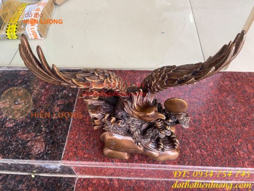 Tượng Đại Bàng Sải Cánh Trên Gốc Cây Tùng Bằng Đồng