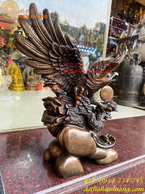 Tượng Đại Bàng Sải Cánh Trên Gốc Cây Tùng Bằng Đồng