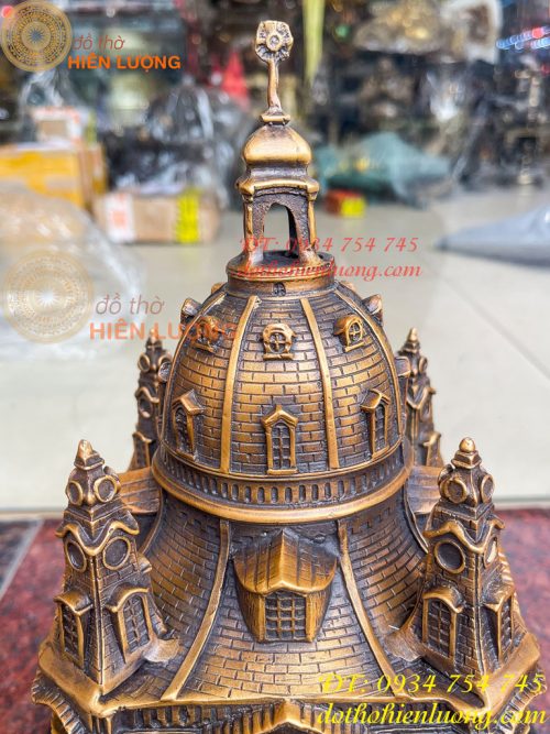 Biểu trưng nhà thờ đức bà bằng đồng, đế đá cao 32cm