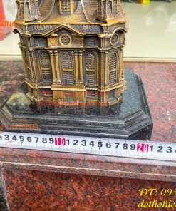 Biểu trưng nhà thờ đức bà bằng đồng, đế đá cao 32cm