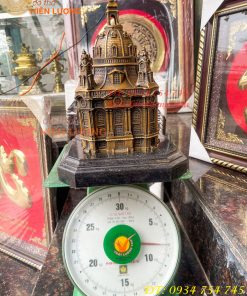 Biểu trưng nhà thờ đức bà bằng đồng, đế đá cao 32cm