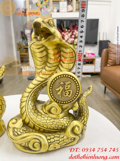 Tượng rắn hổ mang ôm chữ Phúc bằng đồng 2 cỡ