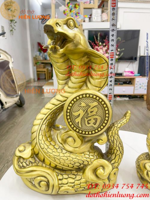 Tượng rắn hổ mang ôm chữ Phúc bằng đồng 2 cỡ