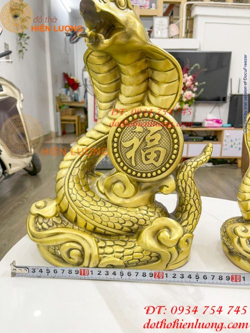 Tượng rắn hổ mang ôm chữ Phúc bằng đồng 2 cỡ