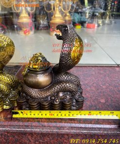 Tượng rắn cuốn hũ vàng bằng đồng phong thủy cao 23cm