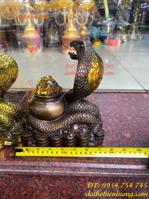 Tượng rắn cuốn hũ vàng bằng đồng phong thủy cao 23cm