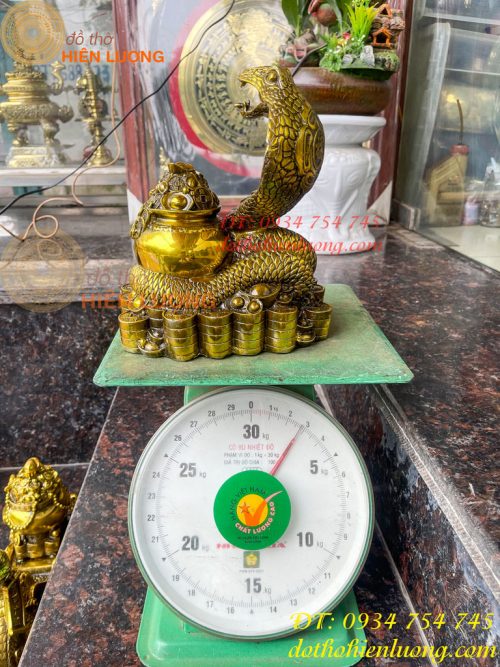 Tượng rắn cuốn hũ vàng bằng đồng phong thủy cao 23cm