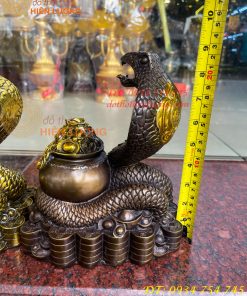 Tượng rắn cuốn hũ vàng bằng đồng phong thủy cao 23cm