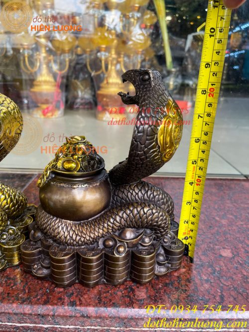 Tượng rắn cuốn hũ vàng bằng đồng phong thủy cao 23cm