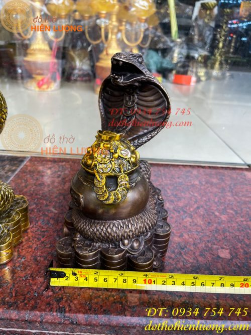 Tượng rắn cuốn hũ vàng bằng đồng phong thủy cao 23cm