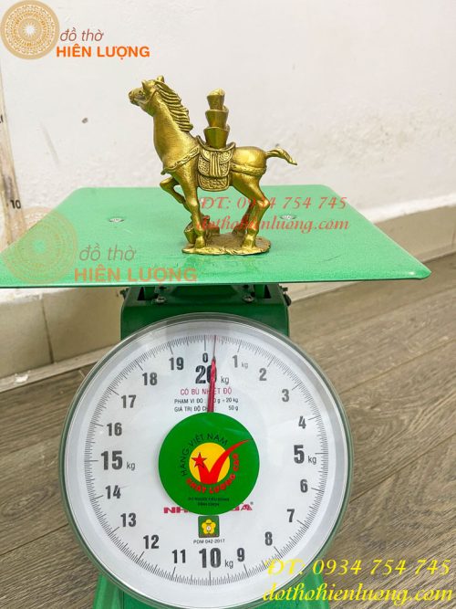 Tượng Ngựa Cõng Vàng Bằng Đồng Phong Thủy