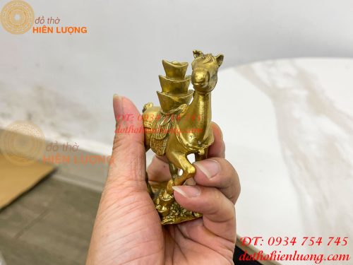 Tượng Ngựa Cõng Vàng Bằng Đồng Phong Thủy