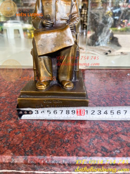 Tượng Bác Hồ Ngồi Ghế Viết Báo Bằng Đồng Cao 30cm