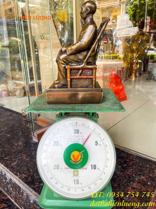 Tượng Bác Hồ Ngồi Ghế Viết Báo Bằng Đồng Cao 30cm