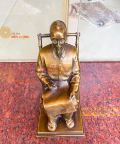 Tượng Bác Hồ Ngồi Ghế Viết Báo Bằng Đồng Cao 30cm