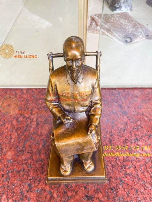 Tượng Bác Hồ Ngồi Ghế Viết Báo Bằng Đồng Cao 30cm
