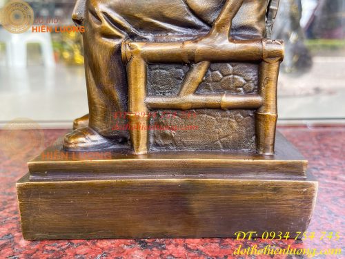 Tượng Bác Hồ Ngồi Ghế Viết Báo Bằng Đồng Cao 30cm