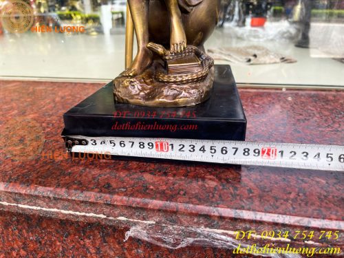 Tượng Nữ Thần Công Lý Ngồi Địa Cầu Bằng Đồng Đế Đá