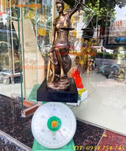 Tượng Nữ Thần Công Lý Ngồi Địa Cầu Bằng Đồng Đế Đá