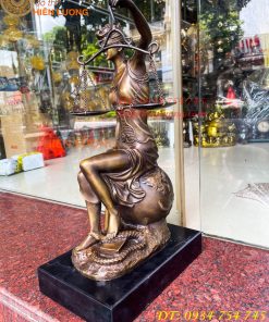 Tượng Nữ Thần Công Lý Ngồi Địa Cầu Bằng Đồng Đế Đá