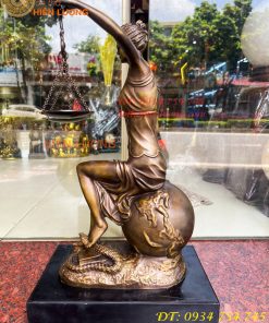 Tượng Nữ Thần Công Lý Ngồi Địa Cầu Bằng Đồng Đế Đá