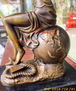 Tượng Nữ Thần Công Lý Ngồi Địa Cầu Bằng Đồng Đế Đá