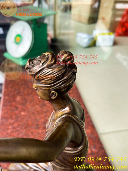Tượng Nữ Thần Công Lý Ngồi Địa Cầu Bằng Đồng Đế Đá