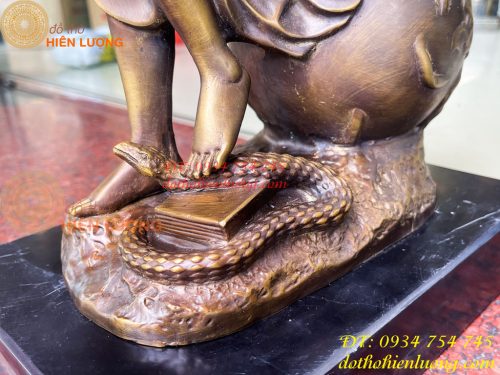Tượng Nữ Thần Công Lý Ngồi Địa Cầu Bằng Đồng Đế Đá