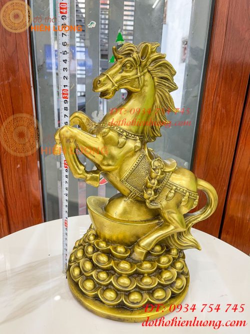 Tượng Ngựa Đứng Mâm Vàng Bằng Đồng Phong Thủy