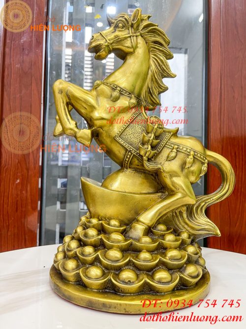 Tượng Ngựa Đứng Mâm Vàng Bằng Đồng Phong Thủy