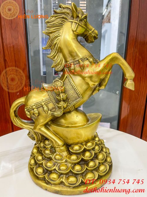 Tượng Ngựa Đứng Mâm Vàng Bằng Đồng Phong Thủy