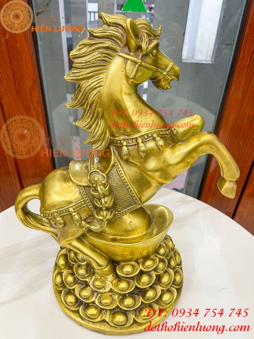 Tượng Ngựa Đứng Mâm Vàng Bằng Đồng Phong Thủy