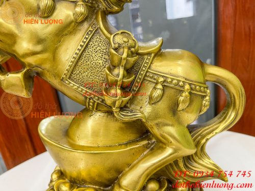Tượng Ngựa Đứng Mâm Vàng Bằng Đồng Phong Thủy